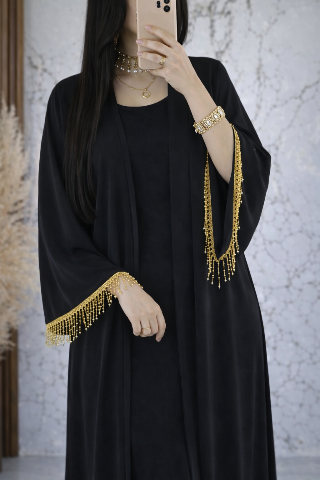 عباية مفتوحة بهدب عقيق مع ثوب كريب – أناقة فاخرة